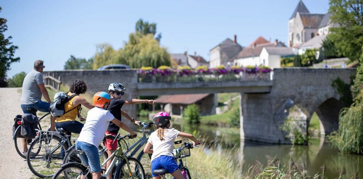 Famille à vélo autour d'Orléans