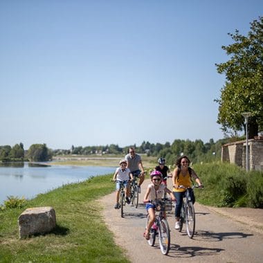 Balade à vélo à Combleux © IOA Production