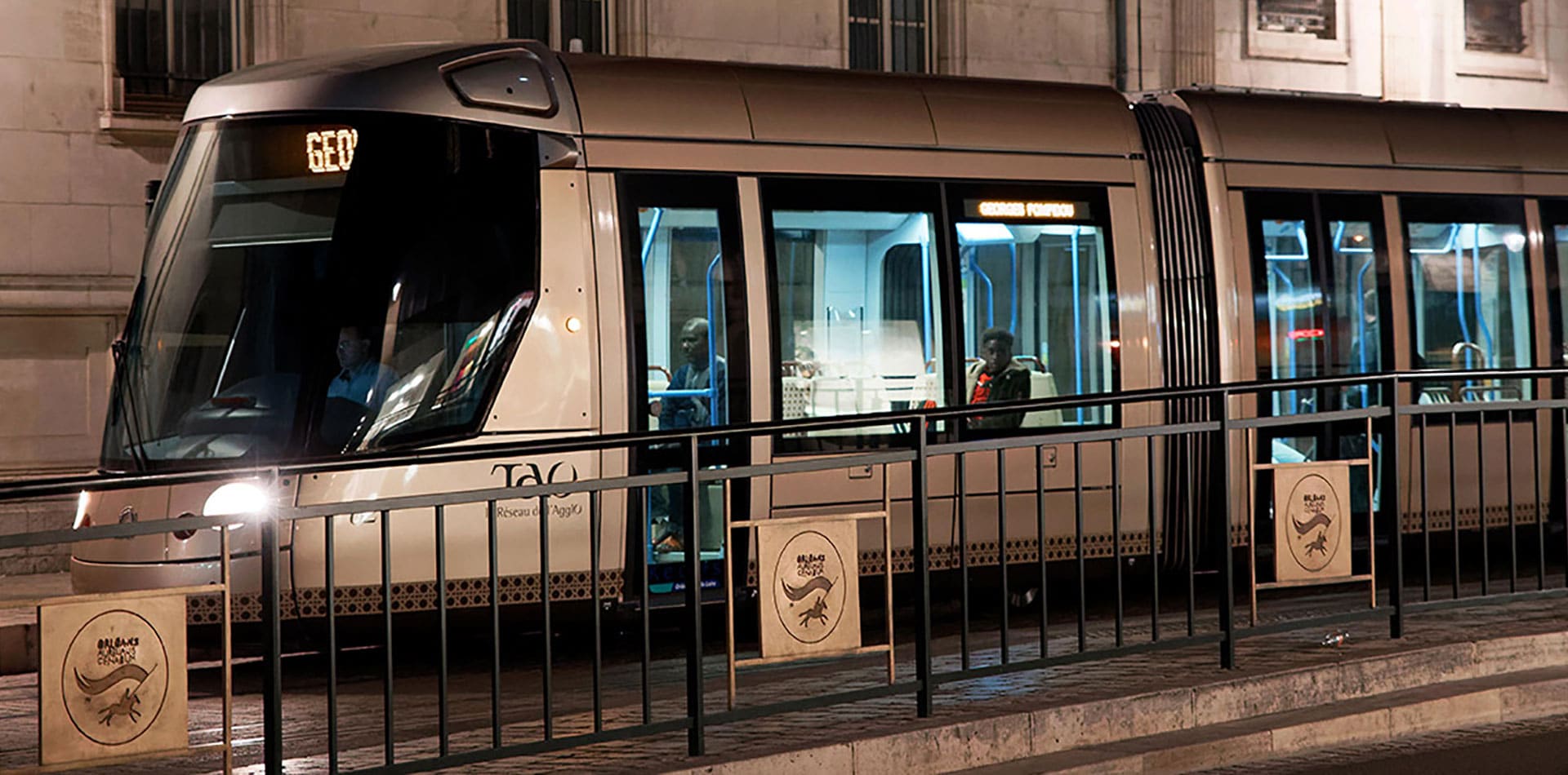 Tram rue Jeanne d'Arc à Orléans © Orléans Val de Loire Tourisme