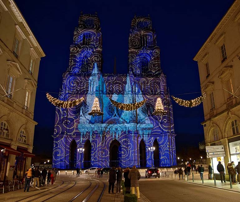 Illuminations de Noël sur la cathédrale d'Orléans