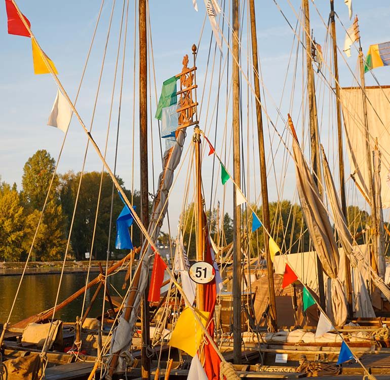 Bateaux sur les quais de Loire pendant le Festival de Loire à Orléans