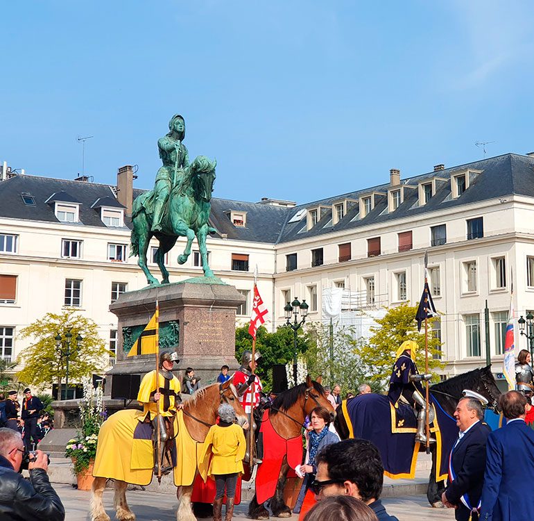 Défilé dans le centre historique d'Orléans pendant les Fêtes de Jeanne d'Arc © Orléans Val de Loire Tourisme
