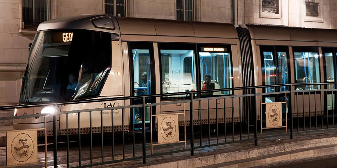 Tram rue Jeanne d'Arc à Orléans